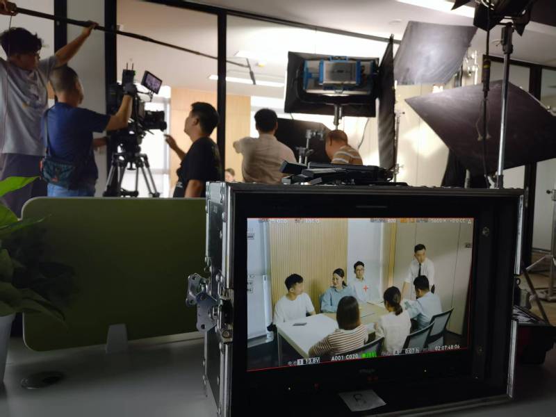 莱山区TVC拍摄公司：科技产品视觉化大师，诠释未来感与功能美学